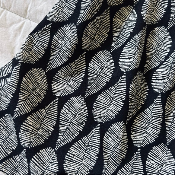 B&W Leaf Tank - Picture 5 of 9